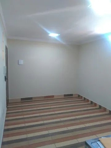 Aluga-se 1 apt. para casal sem filhos ou solteiro(a), na avenida principal do P norte.