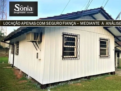 Casa com 3 dormitórios para alugar, 70 m² por R$ 1.260,00/mês - Comasa - Joinville/SC