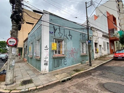 Casa de esquina com 64m², próximo ao Cais Embarcadero