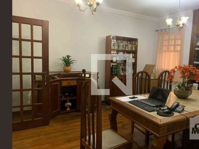 Casa com 3 quartos à venda no bairro Castelo, 272m²