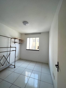 Apartamento com 3 Quartos e 2 banheiros à Venda, 72 m² por R$ 200.000