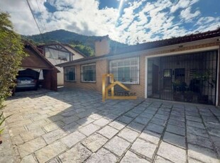 Casa com 5 dormitórios sendo 3 suítes à 5min da feirinha do alto, 227 m² - parque do ingá - teresópolis/rj