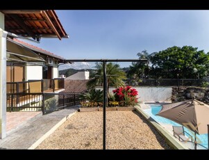 Casa no Bairro Itoupava Norte em Blumenau com 4 Dormitórios (1 suíte) e 308 m²