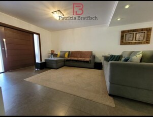 Casa no Bairro Velha em Blumenau com 3 Dormitórios (1 suíte) e 195.49 m²