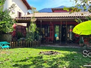 Térrea - cômodos amplos - lindo jardim - permite financiamento