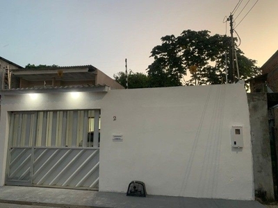 Casa em rua pública recém reformada - Bairro Flores - 03 quartos (01 suíte)