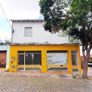 Casa na Av. Mestre Eufrásio