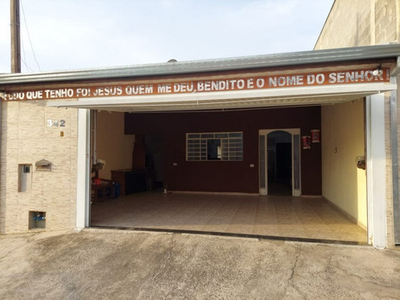 Casa Em Excelente Localização, Com Acesso Fácil E Bastante Conforto.