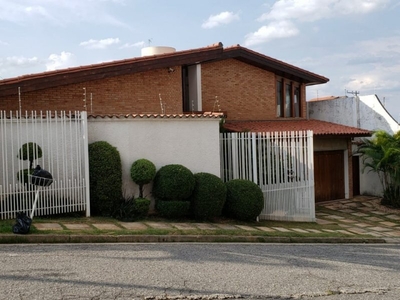 CASA COM ARQUITETURA DIFERENCIADA