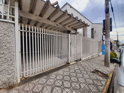 Casa em Centro, Taubaté/SP de 198m² 2 quartos para locação R$ 2.700,00/mes