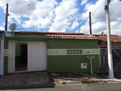 Casa térrea com 3 quartos pronta para morar