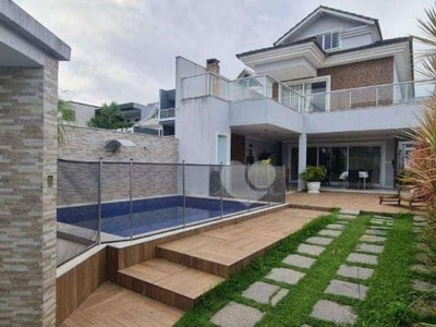 Linda casa em condomínio fechado com 6 quartos sendo 4 suítes ,ampla sala para 3 ambientes, 3 vagas, piscina, churrasqueira,impecável