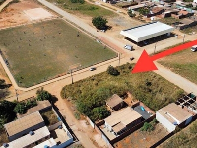 Terreno esquina frente campo de futebol e feira do produtor com 262 metros frente pista do onibus