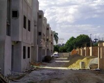 Sobrado em condomínio com 2 vagas de garagem no bairro Uberaba. Terraço descoberto com áre