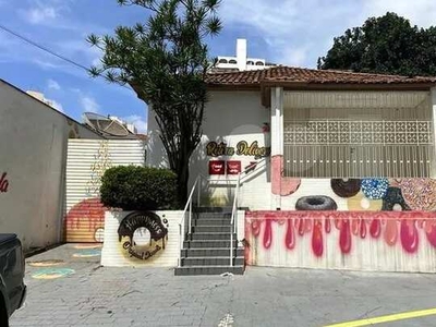 Amplo sobrado comercial ou Residencial, com edícula no fundo, 3 salas na parte térrea e 1