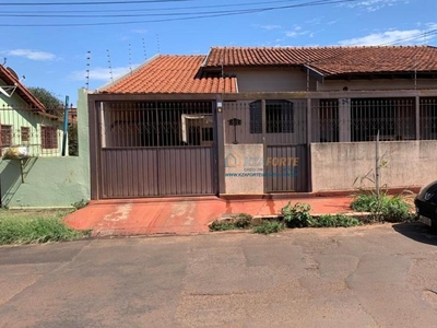 Casa Térrea com 4 Quartos à Venda por R$ 490.000