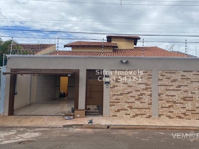 Casa Térrea com 4 Quartos à Venda por R$ 890.000
