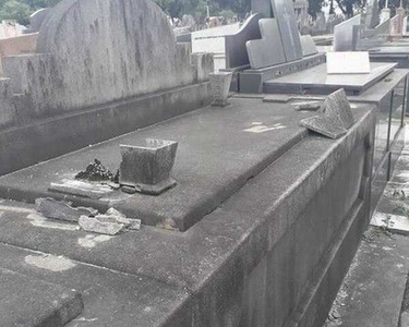 Jazigo em área nobre - cemitério do Caju-RJ