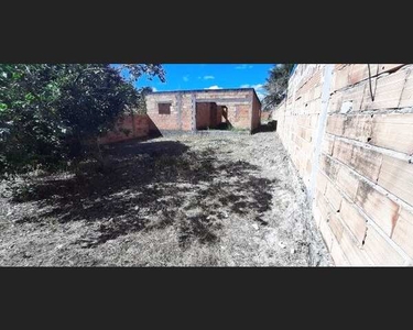 Lote com casa em construção no bairro morada do lago