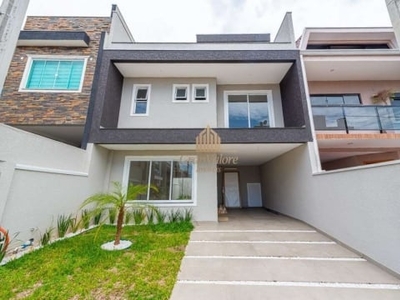 Casa nova em condomínio com terraço e amplo quintal.