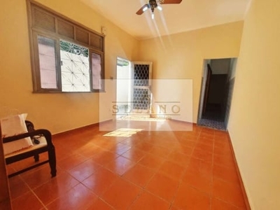 Selano vende! casa linear de fundos, próximo à estação de trem de bento ribeiro. rua pacheco da rocha.