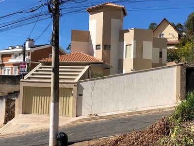 Alugo Casa Grande, 07 Suítes com Closet, 3 salas, Garagem 5 carros, Piscina, Área Gourmet