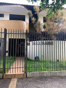 Casa com 4 quartos para alugar no bairro Setor Bueno, 203m²