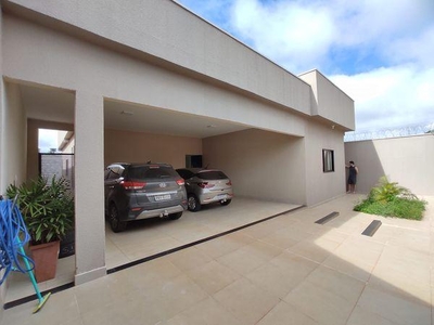 Casa com 3 quartos à venda, 372.0m²