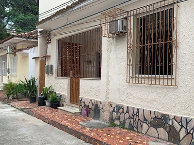 Casa em Santa Rosa, Niterói/RJ de 224m² 6 quartos à venda por R$ 684.000,00