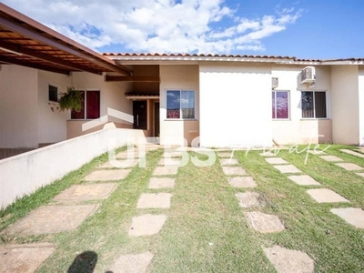 Cond. horizontal casa com 3 quartos à venda, 238.0m²