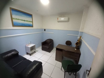 Sala Comercial e 4 banheiros para Alugar, 15 m² por R$ 110/Mês