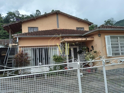 Casa em Mosela, Petrópolis/RJ de 200m² 4 quartos à venda por R$ 899.000,00