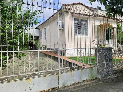 Espaçosa Casa com Amplo Terreno em Rua Fernanda - Oportunidade Única!
