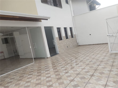 Casa em Vila Oliveira, Mogi das Cruzes/SP de 188m² 3 quartos para locação R$ 4.990,00/mes