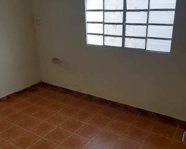 Casa no Conj. Hileia II, 02 quartos, bem localizada