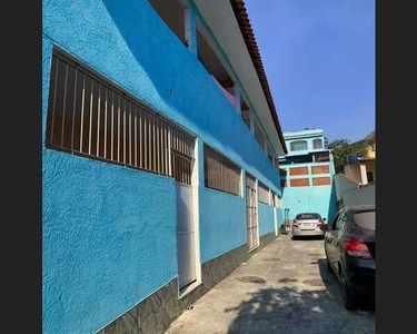 Casa para aluguel no térreo em pequena vila com 4 casas iguais com cômodos grandes e varan