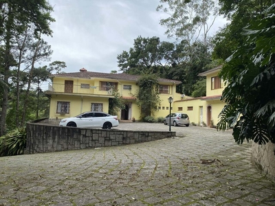 Casa para venda possui 600 metros quadrados com 7 quartos em Cascata dos Amores - Teresópo