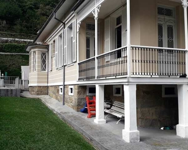 Casa para venda tem 250 m² com 6 quartos em Centro - Petrópolis - RJ