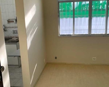 Quarto e Sala no Centro, em prédio residencial e ótima localização