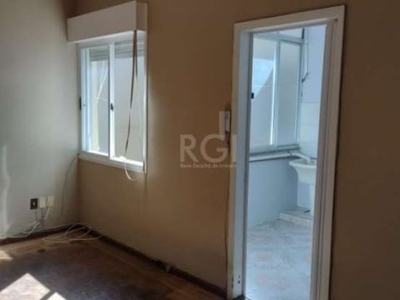 Apartamento de 02 dormitórios, localizado no bairro cristo redentor, desocupado, valor custo x beneficio maravilhoso, living em dois ambientes, cozinha espaçosa com armários + área de serviço. piso em