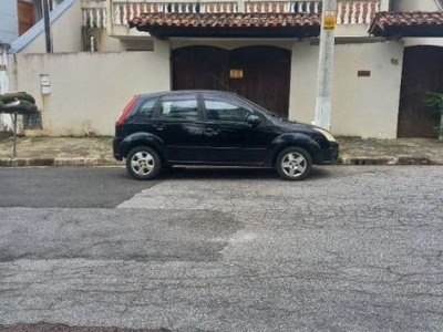 Aluga-se casa com tres dormitórios sendo uma suite