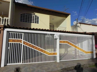 Casa com 4 quartos para alugar no bairro Guará II, 205m²