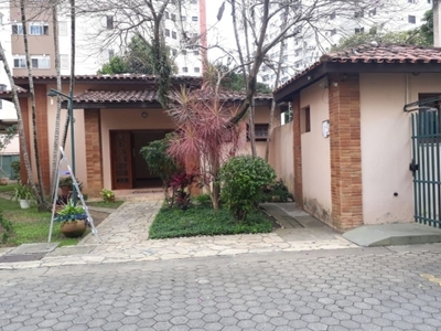 Aluga casa em condomínio no jardim aquárius, 4 d, piscina.