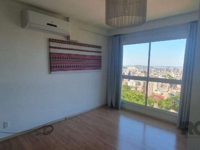 Apartamento com 45m², localizado no bairro petropolis, frente. imóvel com 1 dormitório, banheiro social, living, cozinha com armários e área de serviço. imóvel com posição solar oeste. possui 1 vaga d