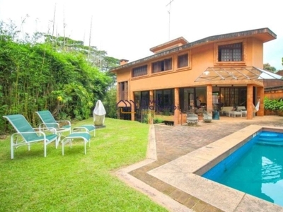 Casa em rua fechada no morumbi