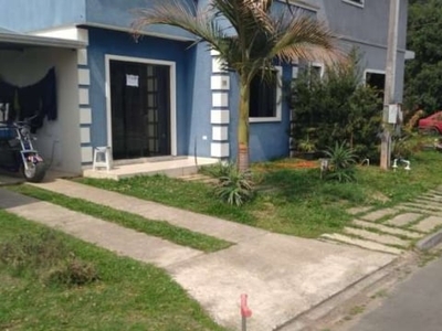 Casa em condomínio fechado terreno 9m²x20m² e 100² de construção distribuídos por 2 dormitórios, sala, cozinha e banheiro. mais uma peça com banheiro