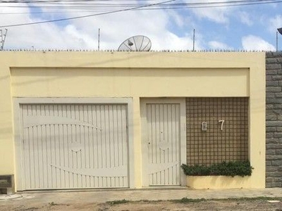 Casa a venda no Bairro Dom Tomás.