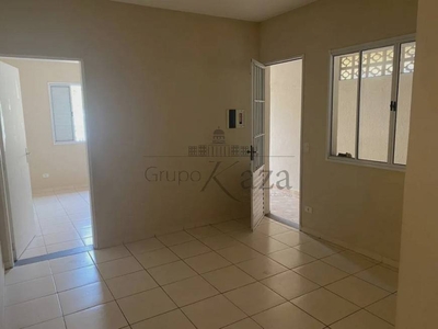 Casa com 2 Quartos e 1 banheiro para Alugar, 65 m² por R$ 1.210/Mês