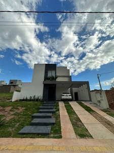 Casa com 3 quartos à venda, 300.0m²