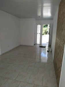 Casa com 3 Quartos e 1 banheiro para Alugar, 58 m² por R$ 880/Mês